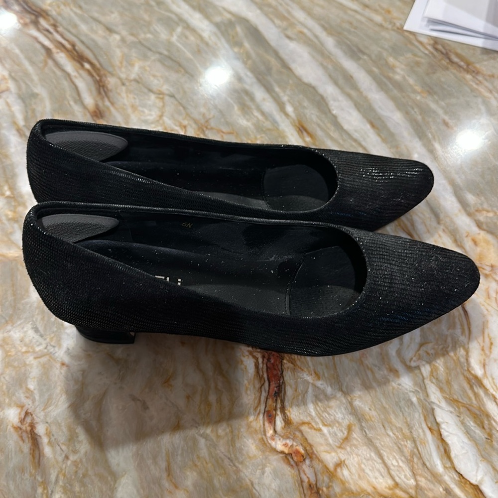 Vaneli 6 narrow barely worn dress shoes